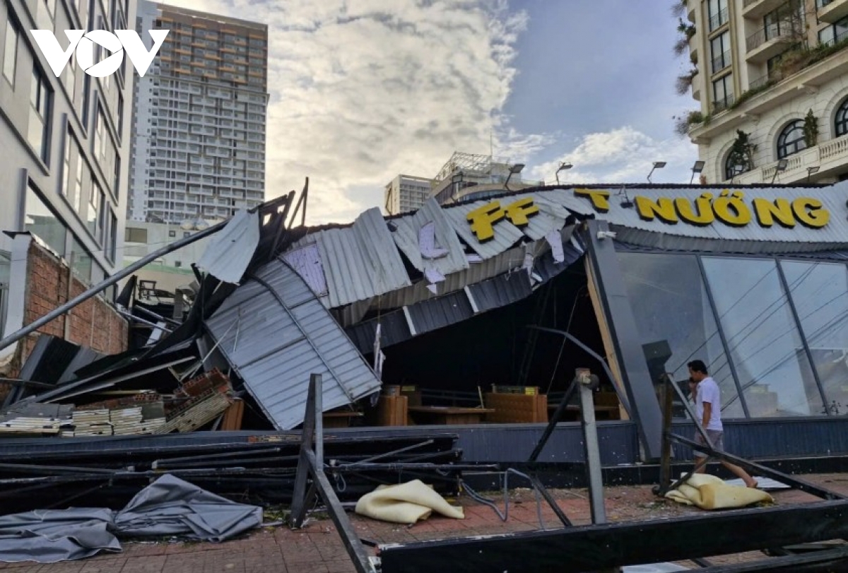 Typhoon Kalmaegi leaves over 2,400 houses roofless and 2 dead in Gia Lai